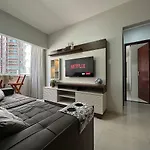 POS002 - APTO NOVO, 2 Quartos com Ar Condicionado, Super Completo, ao lado do Shop Atlântico e Garagem